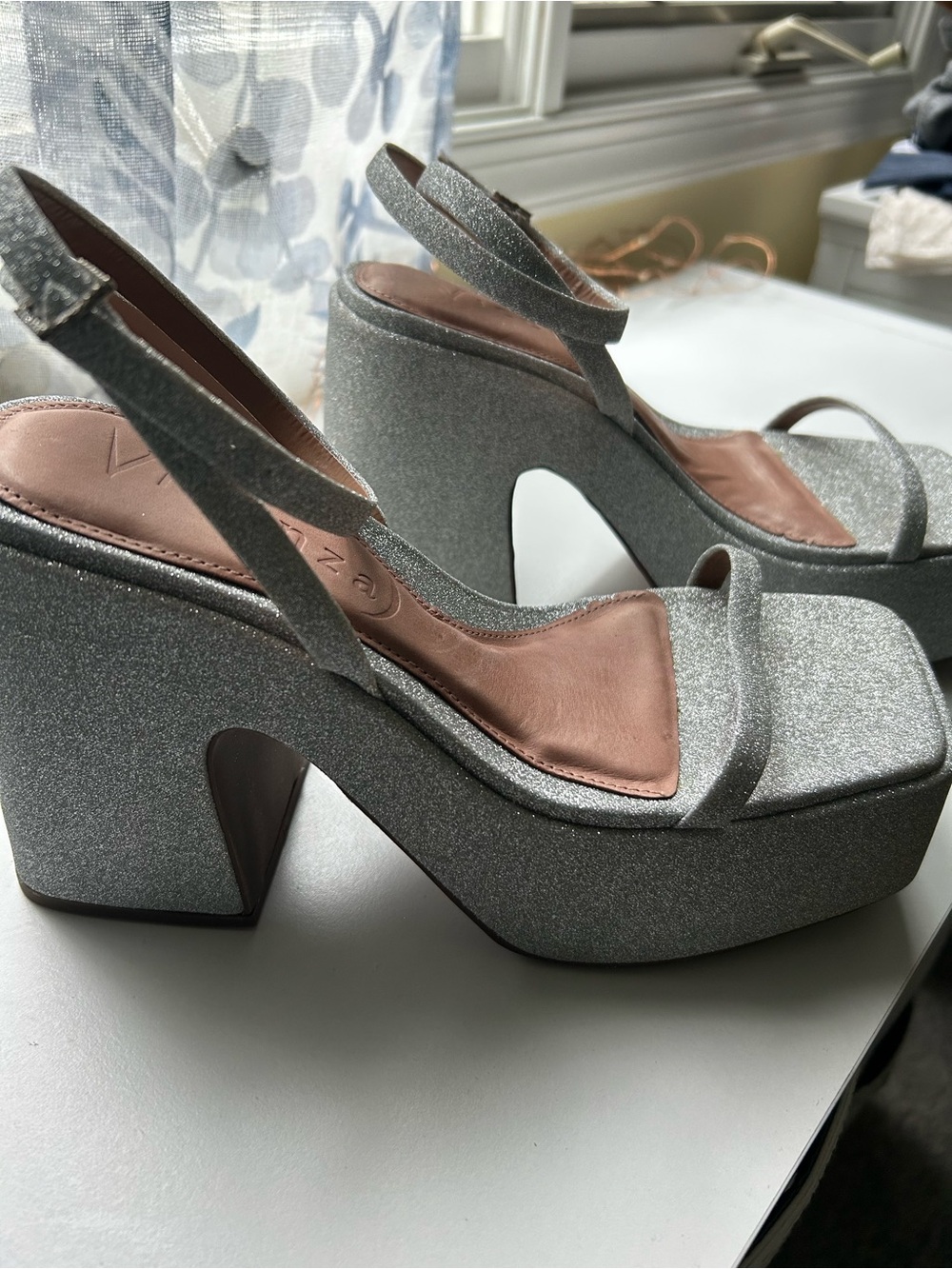 Vicenza Silver Strappy Sandals, Sz 39, New in Box - Picture 4 of 4